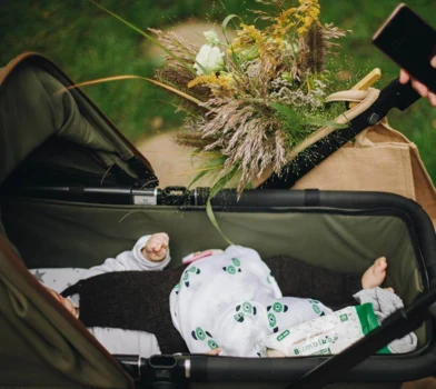 Jak ubierać niemowlę i noworodka do snu i po domu?