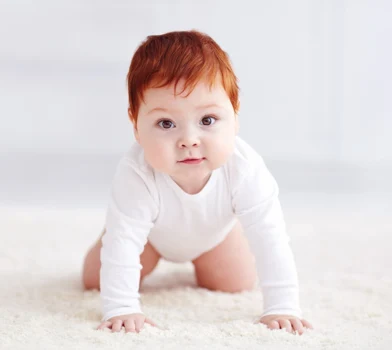 Kiedy niemowlę zaczyna raczkować?