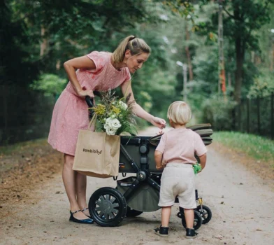 Pierwszy spacer z noworodkiem – kiedy, ile powinien trwać, jak ubrać dziecko?