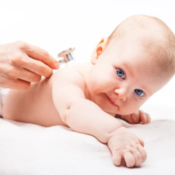 Niemowlę po szczepieniu – jakie reakcje są normalne, a które powinny zaniepokoić?