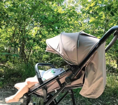 Co zabrać na spacer z niemowlakiem – niezbędnik każdej mamy