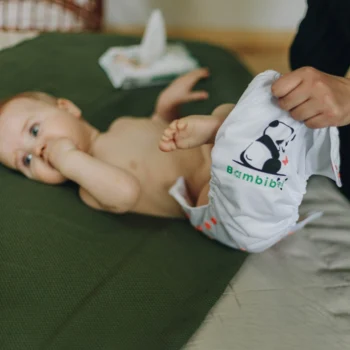 Jak często i kiedy przebierać oraz przewijać noworodka?