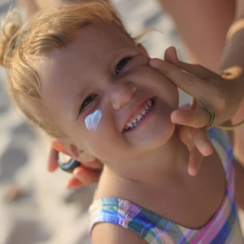 Bezpieczne opalanie. Jak chronić skórę dziecka przed słońcem?
