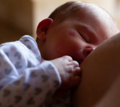 Jak oduczyć dziecko potrzeby karmienia piersią w nocy?