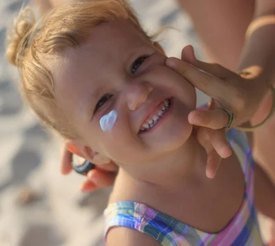 Bezpieczne opalanie. Jak chronić skórę dziecka przed słońcem?