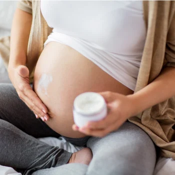 Czego używać na rozstępy w ciąży? Jak ich uniknąć? 