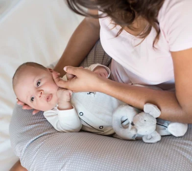 Poduszka do karmienia – praktyczny gadżet dla świeżo upieczonej mamy