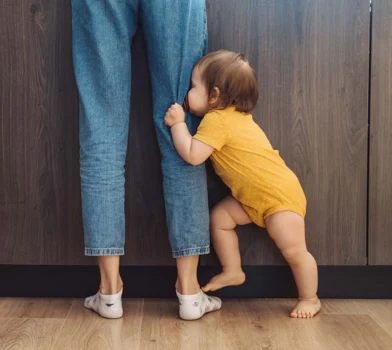 Wycofane dziecko – jak mu pomóc pokonać nieśmiałość?