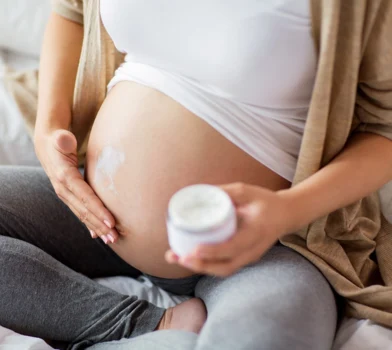 Czego używać na rozstępy w ciąży? Jak ich uniknąć? 