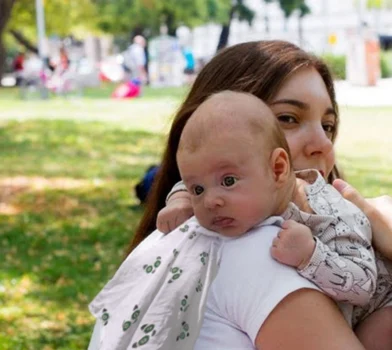 Odbijanie noworodka po karmieniu – jak to się robi?