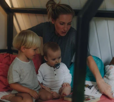 Jak ubrać niemowlę latem lub zimą na spacer? 