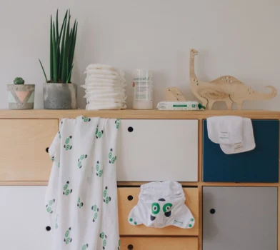 Wisząca czy stojąca szafka na pieluchy? A może organizer? 