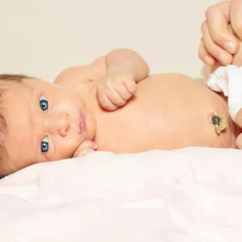 Do czego służą pieluszki z wycięciem na pępek?