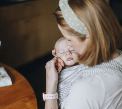 Nosidełko czy chusta - o tym jak ergonomicznie nosić dziecko