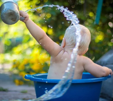 W czym kąpać noworodka – w wannie, wanience czy pod prysznicem?