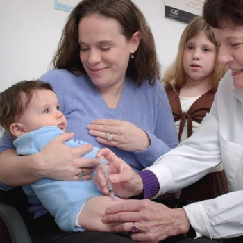 Kalendarz szczepień i pierwsze szczepienie noworodka: przewodnik dla młodych rodziców