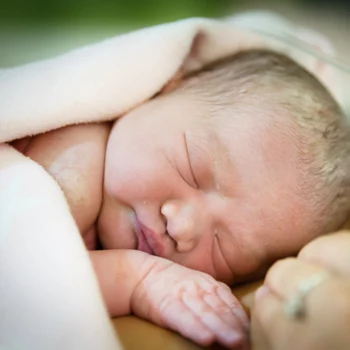 Kangurowanie dziecka – co to jest i dlaczego warto? 