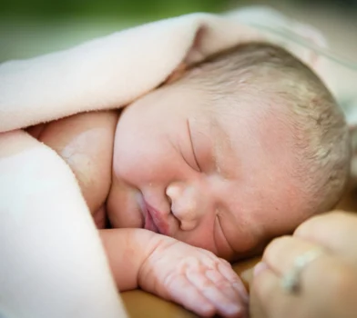 Kangurowanie dziecka – co to jest i dlaczego warto? 