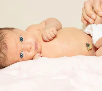 Do czego służą pieluszki z wycięciem na pępek?