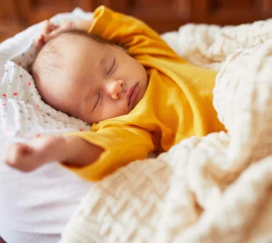 Jak ubrać niemowlę do snu?