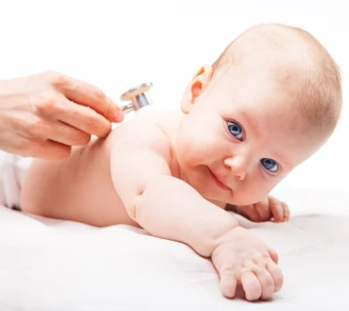 Niemowlę po szczepieniu – jakie reakcje są normalne, a które powinny zaniepokoić?