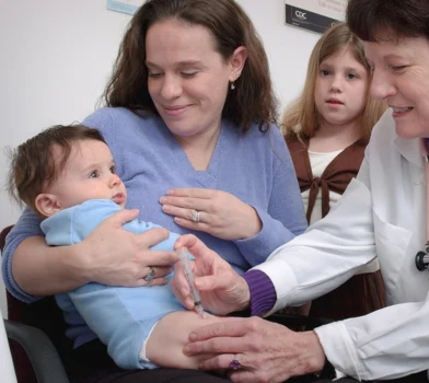 Kalendarz szczepień i pierwsze szczepienie noworodka: przewodnik dla młodych rodziców