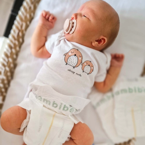 Bambiboo COTTONWEAR Einwegwindeln mit Bio-Baumwolle und Bauchnabelöffnung für Neugeborene, Größe 1 Newborn (2-4kg) 28 Stk.